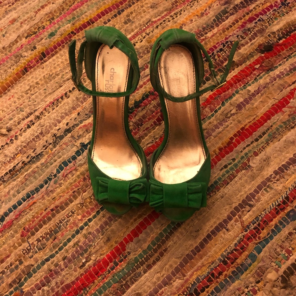 Green high heels- vibrant color with bow